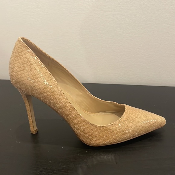 BCBGeneration tan pump. Worn once, size. 6.5. Immaculate condition - Picture 6 of 6